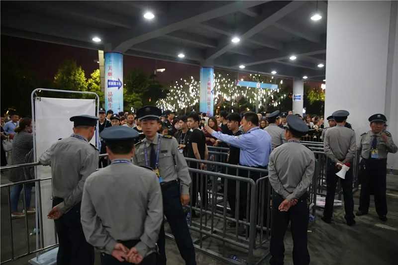 圖為保安隊員們快速反應(yīng)，處置突發(fā)事件。.png