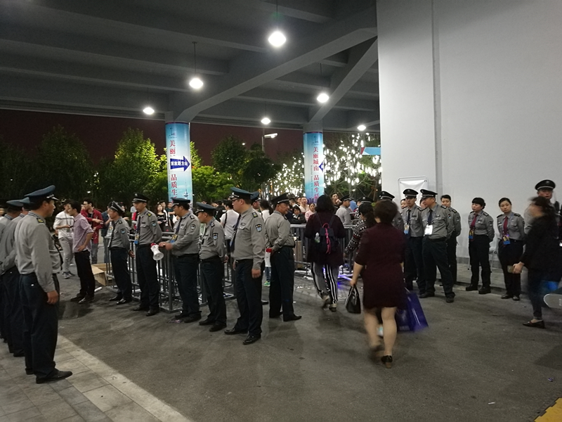 圖為保安隊員們在疏導(dǎo)觀眾散場。.png